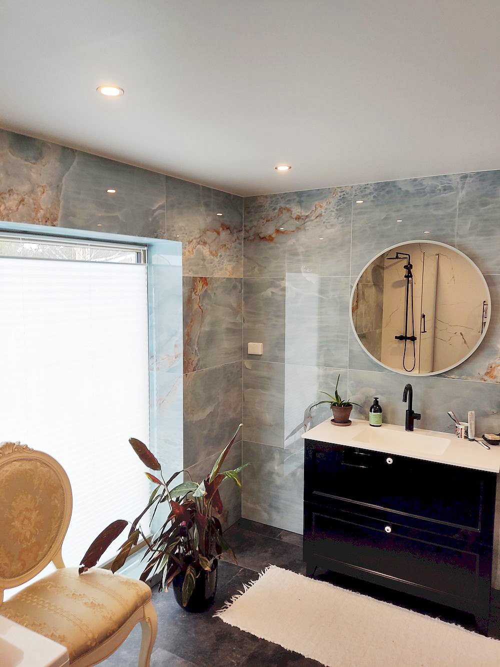 Plaaditud vannituba: graniit- või marmorpinnana mõjuvad suured plaadid paigaldatakse vuukideta